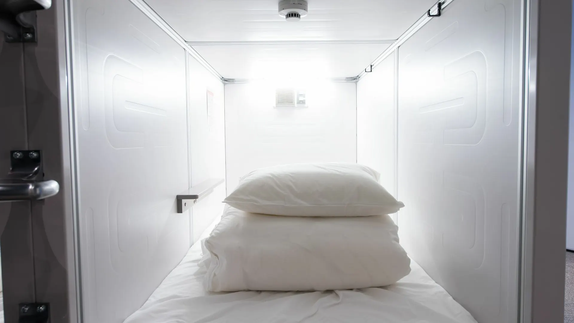 Capsule Hotel Transit Shinjuku Tokyo